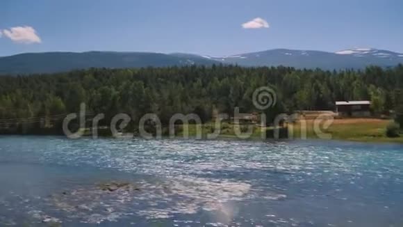 沿着挪威美丽的山河和森林骑行从车窗观看视频的预览图