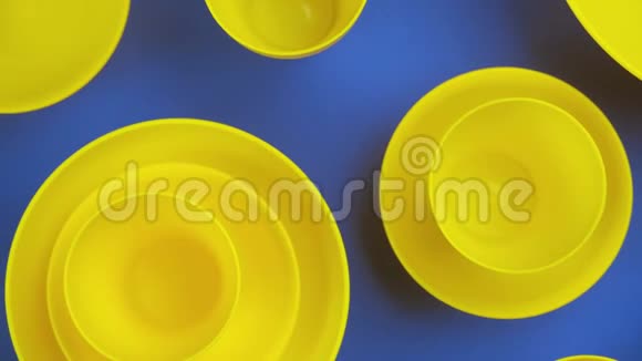 平底食品背景空黄杯蓝色背景视频的预览图