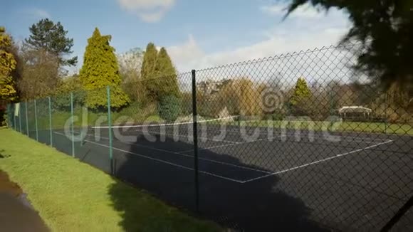 一个空的公共户外网球场视频的预览图