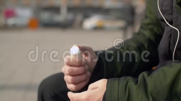 男人用手涂防腐胶视频的预览图