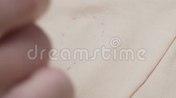 女裁缝将莱茵石粘在女裁缝米色内裤上的视频视频的预览图