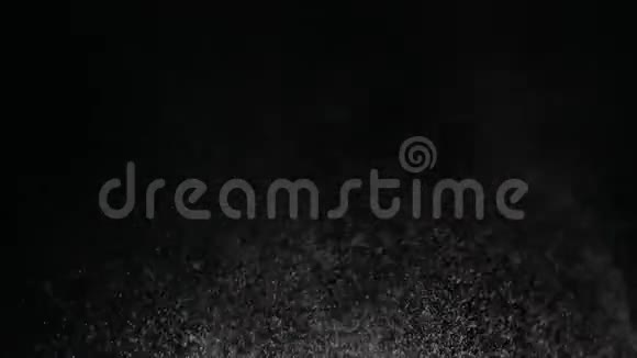 蒸汽与雪在虚空中飞舞混合在黑色的背景上香烟烟雾与雪在一个孤立的地方A视频的预览图