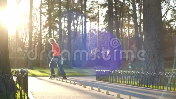 技术轮滑从一个经验丰富的专业轮滑在一个中心城市公园健康和运动视频的预览图