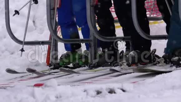 滑雪者通过滑雪电梯的旋转门滑雪椅带滑雪板的入口慢动作视频的预览图