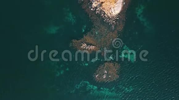 飞越一个小的岩石岛在海上视频的预览图