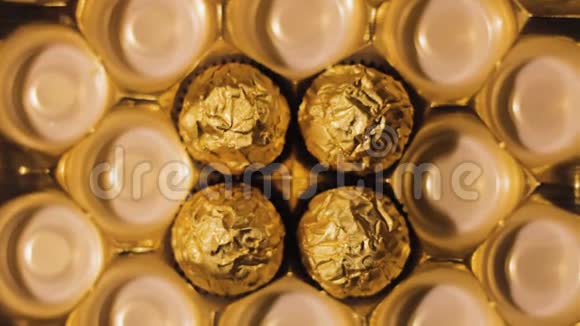 黄金包装的奢华糖果巧克力视频的预览图