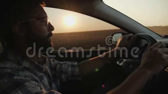 一个人骑着他的车在夕阳的背景下视频的预览图