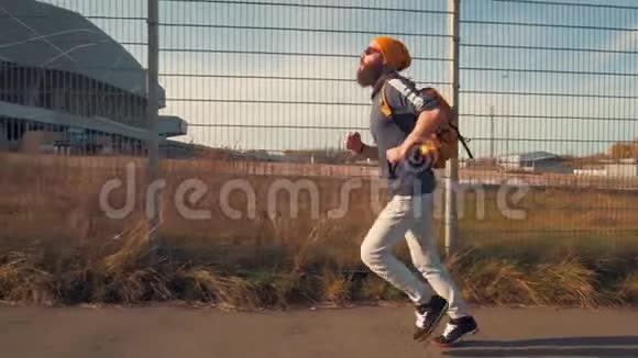 嬉皮士运动员在城市慢跑城市活跃生活视频的预览图
