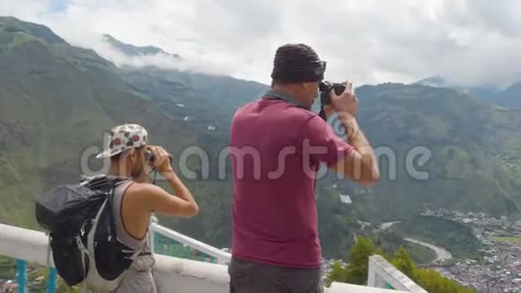 两个有望远镜的游客欣赏风景视频的预览图