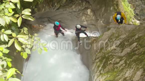 一群成年游客在用独木舟攀爬岩石视频的预览图