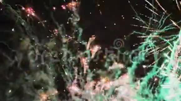 五彩烟花在天空中爆炸视频的预览图