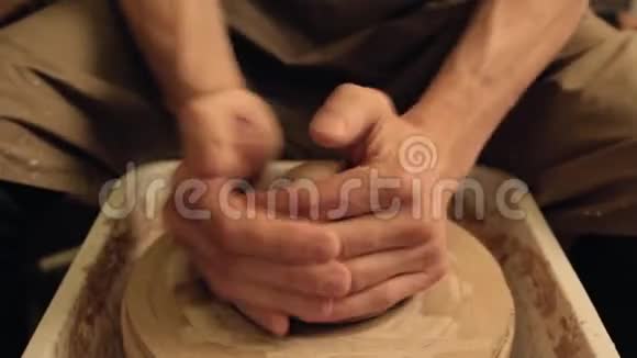 电动工具制造手塑造陶土车轮视频的预览图