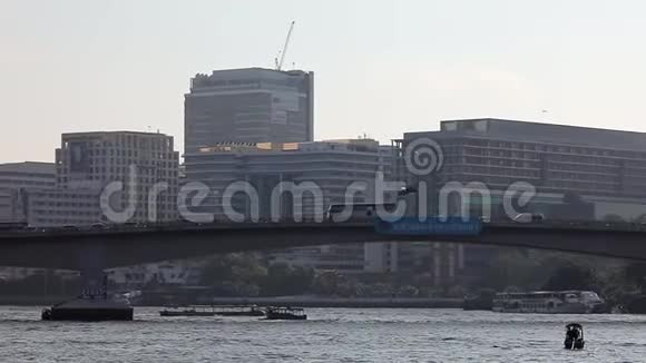 曼谷赵法拉亚河上的路桥视频的预览图