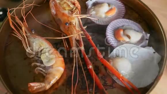 新鲜的特大虾和煎炸金属锅在户外餐厅视频的预览图