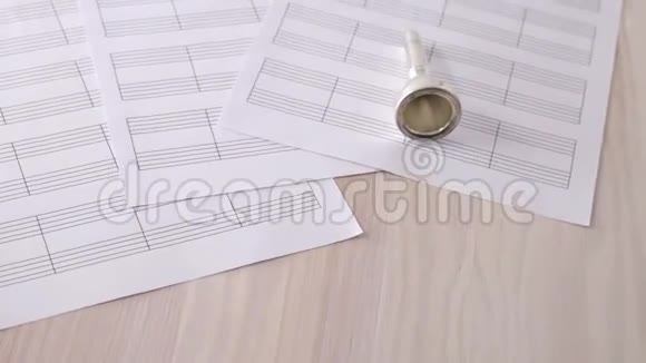 木制桌上空白唱片音乐上的长号喉舌视频的预览图