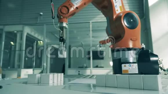 机器人手臂在现代实验室运送小型物品工业机器人机械手与立方体一起工作视频的预览图