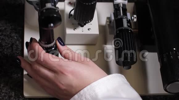 胚胎学家在工作中使用显微镜的手视频的预览图