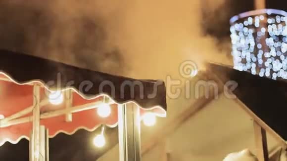 街头小吃摊寒冷天气下的蒸汽视频的预览图