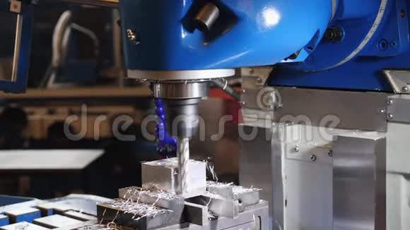 工业铣床加工铝立方视频的预览图