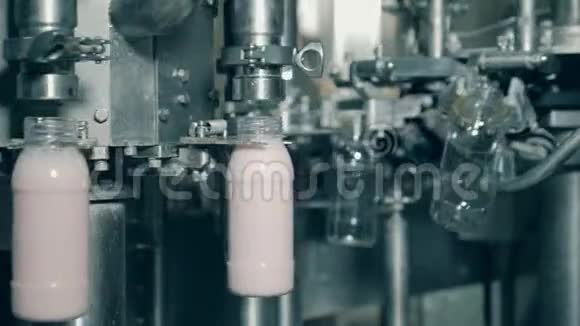 金属输送机用乳制品填充瓶子视频的预览图