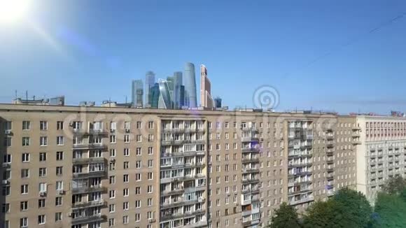 莫斯科国际商务中心城市摩天大楼穿越阳光直升机从房子后面起飞毛巾视频的预览图