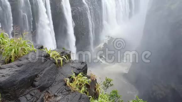 维多利亚瀑布在赞比亚津巴布韦寄宿者蓝天白云视频的预览图