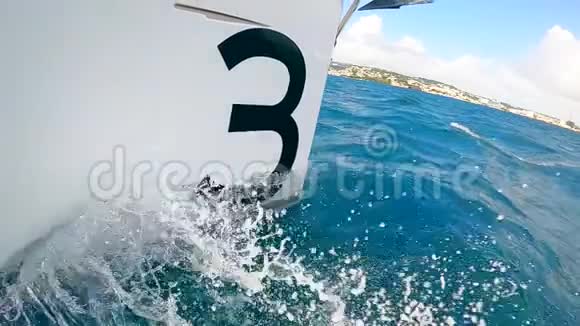 有一艘现代游艇漂浮在里面的大海夏季冒险概念视频的预览图