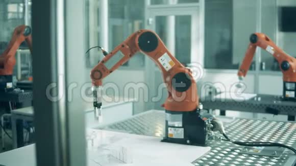 工业机器人机械手创新机器人机器正在重新安置小项目视频的预览图