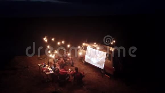 在营地观看电影的朋友们视频的预览图