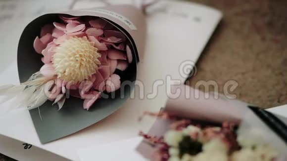 小结婚礼物邦邦妮或糖果盒美丽的装饰花为婚礼一束又一束视频的预览图