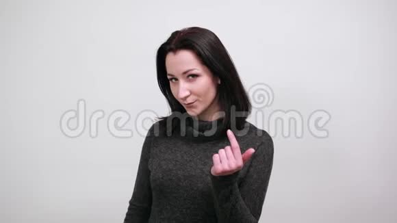 强壮的白种人年轻女子肌肉发达手指在上面视频的预览图