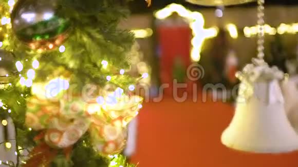 穿着精灵服装的可爱女孩坐在圣诞老人的椅子上唱着圣诞歌曲跳舞玩得很开心孩子在圣诞节快乐视频的预览图