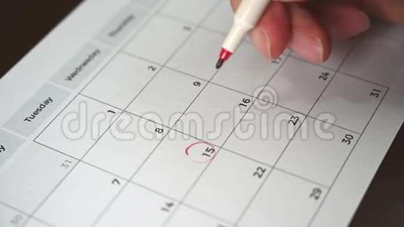 慢动作一个人手里拿着一支笔把他的日程记录在桌历上视频的预览图