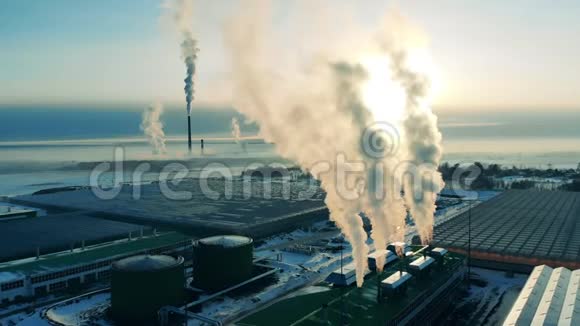 工业管道向大气排放生态问题理念视频的预览图