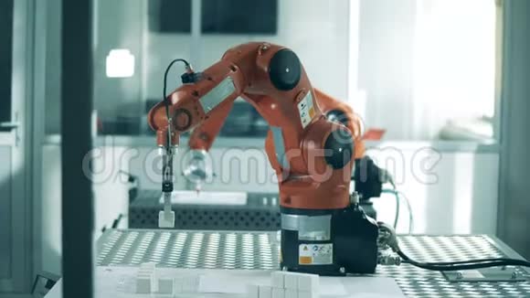机械化机器人正在重新定位小型物体视频的预览图