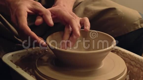 陶器爱好艺术疗法手塑陶土碗视频的预览图