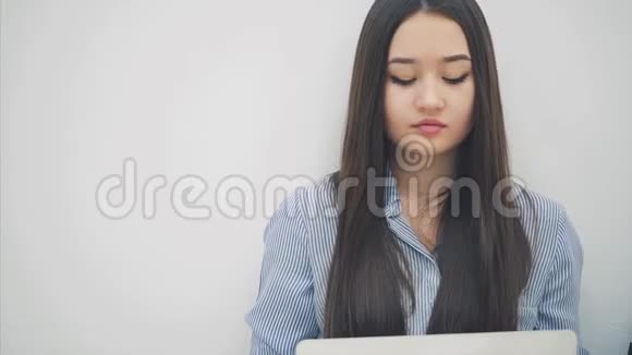 可爱的亚洲小姐坐着拿着笔记本电脑拿着一张纸你准备好考试了吗视频的预览图