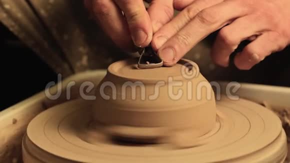 陶艺班男艺人手雕刻泥碗视频的预览图
