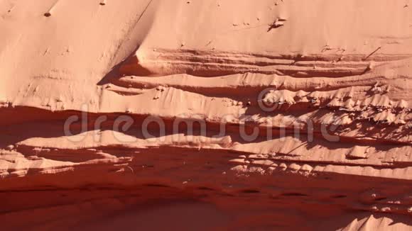 一股细沙沿着侵蚀的沙丘流下来视频的预览图