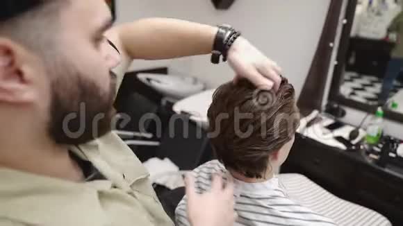 客户在理发店理发男人头发护理视频的预览图