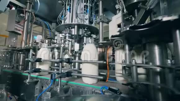 工厂的传送带上有玻璃牛奶瓶在周围移动视频的预览图