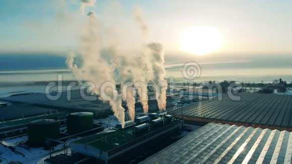 工业区的现代工厂发电厂排放到空气中烟堆污染概念视频的预览图