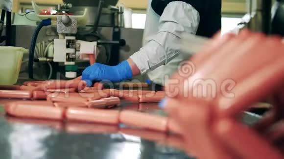 在工厂工人的控制下香肠视频的预览图