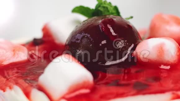 奶油甜点与棉花糖和浆果的特写宏观旋转顶部4K红色相机拍摄视频的预览图