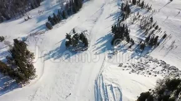 滑雪坡滑雪者和滑雪者滚下跑道一名滑雪者在宽阔的滑雪坡上的空中摄影视频的预览图