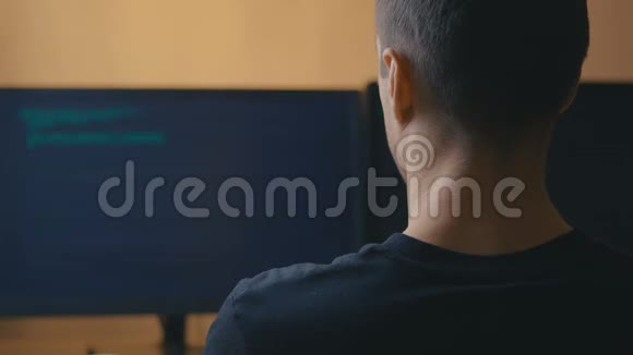 计算机监视器上IT程序员工程师开发人员编写编程代码的后视图视频的预览图