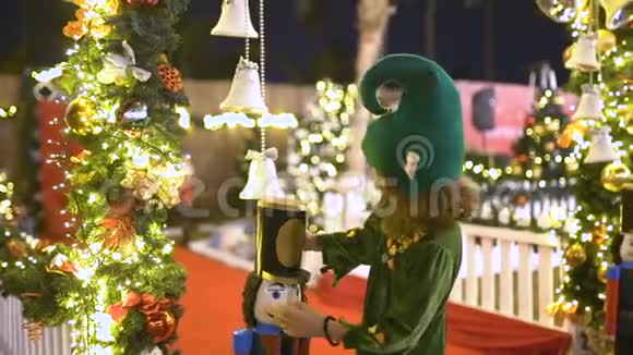 快乐可爱的女孩穿着精灵服装在圣诞节地区玩圣诞老人帮手在玩玩具宝贝庆祝快乐视频的预览图