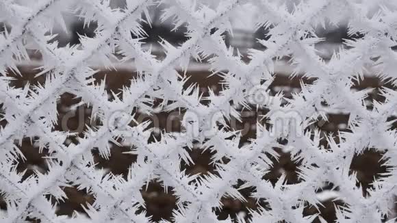 金属铁栅栏与霜冻震动冰晶视频的预览图