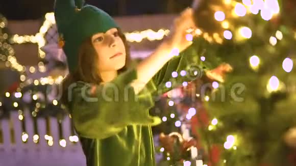 快乐的孩子穿着精灵服装在圣诞节地区玩圣诞老人助手在玩玩具庆祝圣诞节装饰视频的预览图