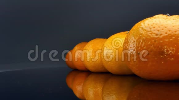 在黑色背景上排成一排的橘子视频的预览图